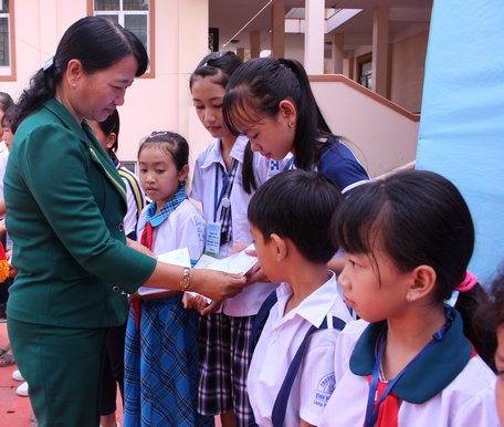 Trao học bổng cho học sinh nghèo học giỏi