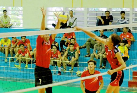 Pha thi đấu trong trận TX Bình Minh (trái) thắng Thiên Kim Hoàng Hảo 2-1.