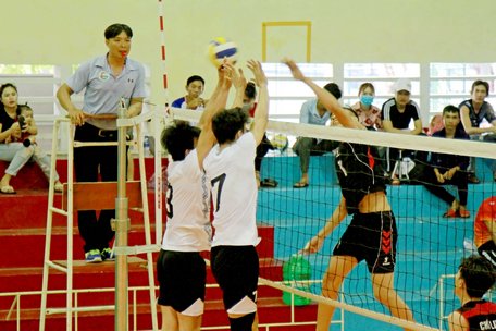  Trà Ôn (trái) thắng ĐH Sư phạm Kỹ thuật 2-0.