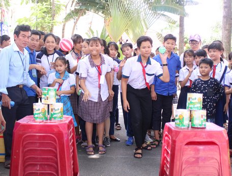 Các em tham gia trò chơi dân gian vui nhộn