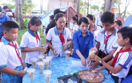 Các gian hàng ẩm thực phục vụ miễn phí cho các em 