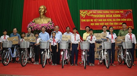 Phó Thủ tướng Thường trực Trương Hòa Bình tặng 100 chiếc xe đạp cho học sinh nghèo Vĩnh Long.