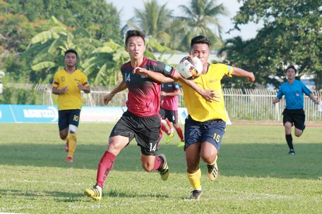 Pha tranh bóng trong trận Vĩnh Long (áo vàng) hòa Tiền Giang 0-0.