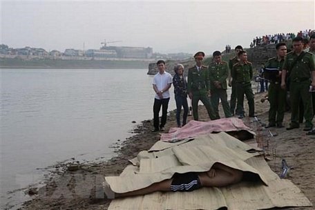 Thi thể các em học sinh bị đuối nước ở Hòa Bình. (Ảnh: Nhan Sinh/TTXVN)