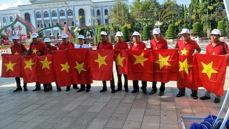 Tổng Biên tập Báo Người Lao Động chụp hình lưu niệm cùng 10 ngư dân tiêu biểu của Bạc Liêu