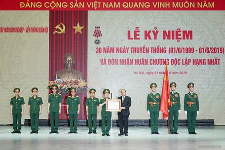 Thay mặt lãnh đạo Đảng, Nhà nước, Thủ tướng Nguyễn Xuân Phúc trao Huân chương Độc lập hạng nhất cho Tập đoàn Công nghiệp - viễn thông quân đội - Ảnh: VGP