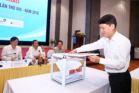 Thành viên giám khảo bỏ phiếu chấm Chung khảo Giải báo chí Quốc lần thứ XIII - năm 2018. (Ảnh: Minh Quyết/TTXVN)