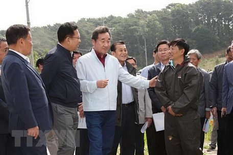 Thủ tướng Hàn Quốc Lee Nak-yon thăm trang trại chăn nuôi lợn ở Ganghwa, Incheon, ngày 1/6/2019. (Nguồn: Yonhap/ TTXVN)