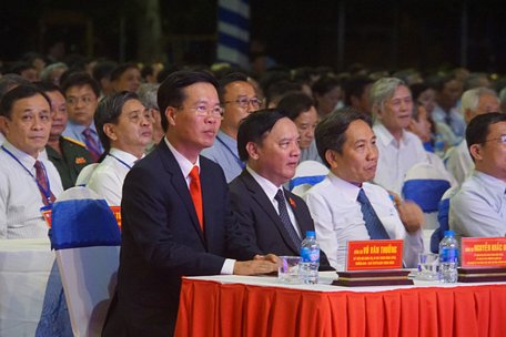 Ông Võ Văn Thưởng - Ủy viên Bộ Chính trị - Trưởng ban Tuyên giáo Trung ương đến dự lễ và trao Nghị quyết cho Đảng bộ và chính quyền TP Long Khánh. Ảnh: H.M