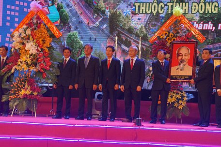Ông Võ Văn Thưởng và lãnh đạo tỉnh Đồng Nai chứng kiến lễ công bố Nghị quyết về việc Long Khánh lên thành phố. Ảnh: H.M