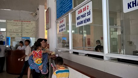  Khám chữa bệnh bằng thẻ BHYT. Ảnh: XM