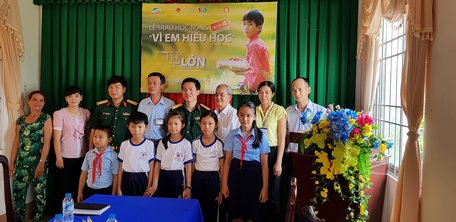 Viettel Vĩnh Long trao học bổng 