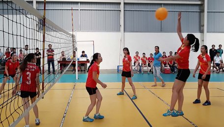 Pha tấn công đội Vietinbank chi nhánh tỉnh Vĩnh Long trong trận chung kết bóng chuyền hơi nữ thắng đội Quỹ Đầu tư Phát triển tỉnh Vĩnh Long