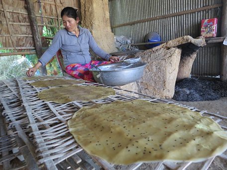  Việc sản xuất của người dân làng bánh tráng hiện tại chỉ theo kiểu cầm chừng