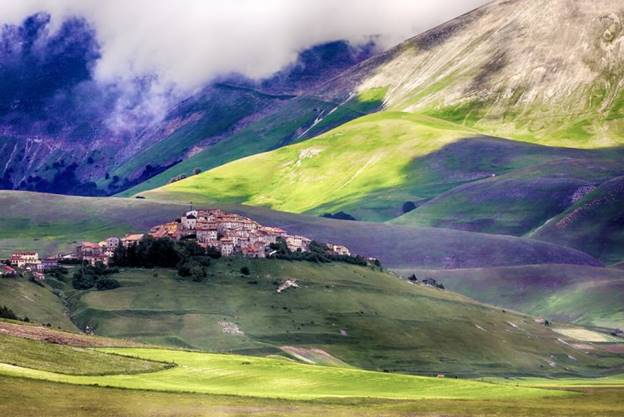 Castelluccio, Umbria, Ý- Một ngôi làng rất nhỏ nằm trên núi cao và được bao quanh xung quanh bởi thiên nhiên nổi bật. Với chiều cao 1452 m, Castelluccio là ngôi làng cao nhất ở Apennines. Chính thức được thành lập vào thế kỷ 13, khu định cư đã có người ở ngay cả trước đó. Các sườn dốc màu mỡ được canh tác vun trồng đậu lăng. Ngôi làng nhỏ nổi tiếng với những thung lũng đầy màu sắc, hoa anh túc, hoa cải dầu và hoa dại bắt đầu nở rộ vào mùa xuân và mùa hè.