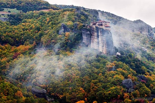 Meteora, Hy Lạp -Được xây dựng trên các cột đá sa thạch, khu phức hợp gồm sáu tu viện Chính thống Đông phương là lớn nhất và quan trọng nhất trong cả nước. Được bảo vệ bởi UNESCO, Meteora mê hoặc du khách với một cảnh quan thiên nhiên vô cùng nổi bật.