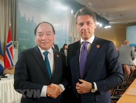 Thủ tướng Nguyễn Xuân Phúc gặp Thủ tướng Italy Giuseppe Conte Hội nghị Thượng đỉnh Nhóm các nước công nghiệp phát triển hàng đầu thế giới (G7) mở rộng, Canada, tháng 6/2018. (Nguồn: TTXVN)