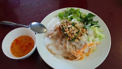 Bánh tầm bì: Hương vị bánh tầm bì ở Cần Thơ rất đặc biệt: Bánh được hấp trong xửng trên bếp than nên luôn nóng hổi, những sợi bì óng ánh thơm ngon, còn nước mắm thì vàng sóng sánh, trong vắt. Cái vị béo của nước cốt dừa luôn hoà quyện vào những sợi bánh cùng rau, giá, dưa chua.