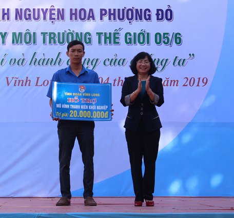 Trao kinh phí hỗ trợ mô hình thanh niên làm kinh tế