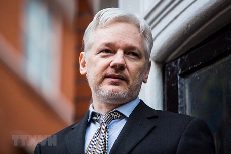 Nhà sáng lập trang mạng WikiLeaks, ông Julian Assange trong cuộc họp báo tại sứ quán Ecuador ở London (Anh) ngày 6/12/2019. (Nguồn: AFP/TTXVN)