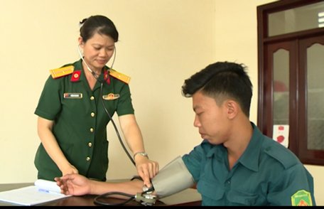Khám, điều trị bệnh tại Bệnh viện Quân- Dân y kết hợp.