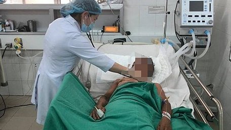  Bác sĩ đang chăm sóc bệnh nhân bị ngộ độc cá nóc