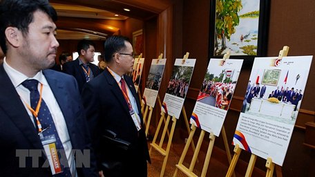 Các đại biểu tham quan Triển lãm ảnh Hợp tác ASEAN - Nhật Bản vì sự thịnh vượng. (Ảnh: Lâm Khánh - TTXVN)