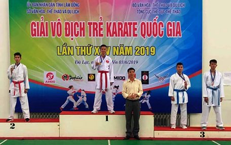Lê Thanh Trường (bìa phải) nhận HCĐ hạng cân 55kg.