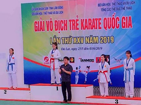 Lê Võ Lư Giang (bìa phải) nhận HCĐ hạng cân 44kg.