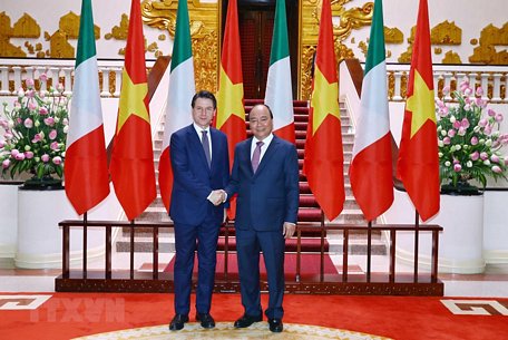 Thủ tướng Nguyễn Xuân Phúc và Thủ tướng Italy Giuseppe Conte trước hội đàm. (Ảnh: Thống Nhất/TTXVN)