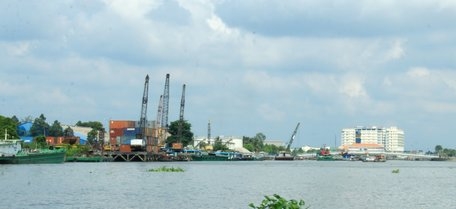 Vĩnh Long có lợi thế đường bộ, đường sông, hệ thống cảng sông thuận lợi.