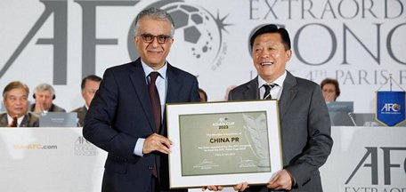 Chủ tịch Salman Bin Ibrahim Al-Khalifa trao quyền đăng cai Asian Cup 2023 cho Trung Quốc.Ảnh: AFC