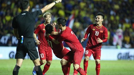 Niềm vui của các cầu thủ sau bàn thắng của Anh Đức. (Ảnh: Minh Tiến/TTXVN)
