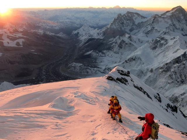 1. Núi Everest, Tây Tạng và Nepal-  Ngọn núi cao nhất thế giới không hề dễ leo. Vùng tử thần của Everest nằm ở độ cao gần 8000 mét đặc biệt nguy hiểm vì mức độ oxy và áp suất khí quyển thấp. Phần lớn nguyên nhân gây tử vong ở đây là do tuyết lở và trượt chân té ngã. Hơn 200 người đã chết khi leo núi Everest. Với mật độ quá đông người trên núi cũng được cho là nguyên nhân của ít nhất 11 cái chết trong tuần qua.