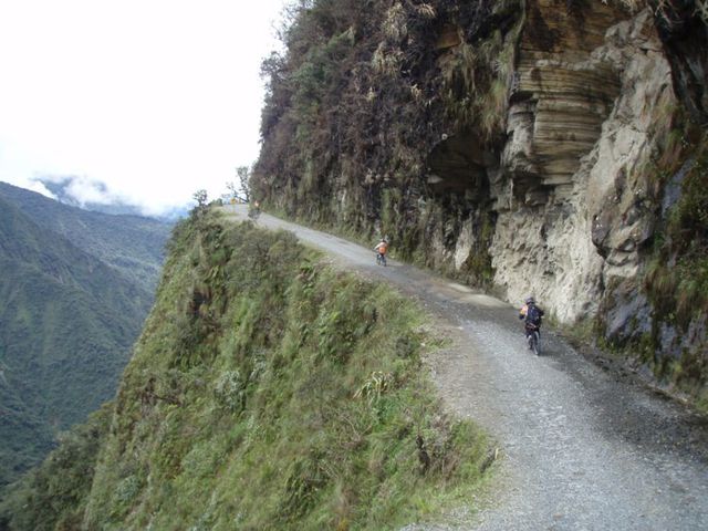 4. Con đường tử thần Yungas, Bolivie- Con đường tử thần lót bằng những cây thánh giá và các đài tưởng niệm cho những người đã thiệt mạng khi đi du lịch. Con đường càng nguy hiểm khi cả người đi xe đạp và ô tô cùng sử dụng đồng thời. Ước tính có khảng từ 200 đến 300 người lái xe chết mỗi năm khiến nó nhận được danh hiệu “Con đường nguy hiểm nhất thế giới”. Khi một con đường mới mở cho xe ô tô và xe tải thì số người chết cũng giảm đi. Nhưng vẫn có ít nhất 22 người đi xe đạp đã tử vong trên con đường này từ năm 1998.