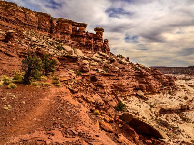 9. Mê Cung The Maze — Công viên quốc gia Canyonland, Utah, Mỹ- Nhiệt độ ở The Maze có thể đạt đến hơn 43 độ, trong khi cần đến 3 ngày sự hỗ trợ mới đến được với những người bị thương, mất nước, hay mất tích. Không ai bị chết trong khi đi bộ trong Mê cung vì nơi đây khuyến cáo chỉ dành cho những người đi bộ có kinh nghiệm. Tuy nhiên, vẫn có 2.000 người đi bộ qua nó mỗi năm.