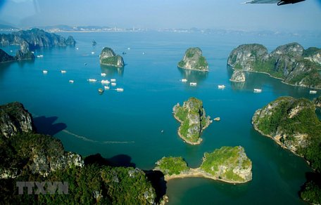Vịnh Hạ Long nhìn từ độ cao 300m. (Ảnh: Trung Nguyên/TTXVN)