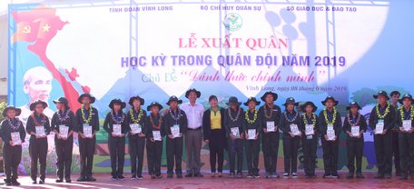  Trao vòng hoa và sổ nhật ký cho các chiến sĩ nhỏ
