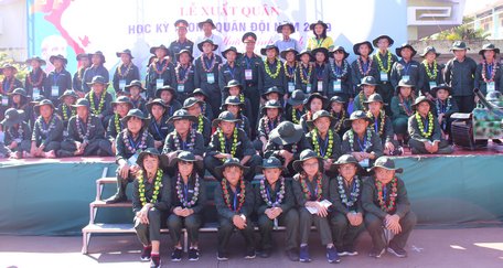 Các chiến sĩ nhỏ chụp ảnh lưu niệm