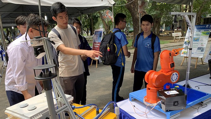 Sinh viên khá, giỏi các trường thành viên ĐH Quốc gia TP.HCM sẽ được học liên thông lên bậc thạc sĩ ngay trong thời gian học đại học - Ảnh: TRẦN HUỲNH