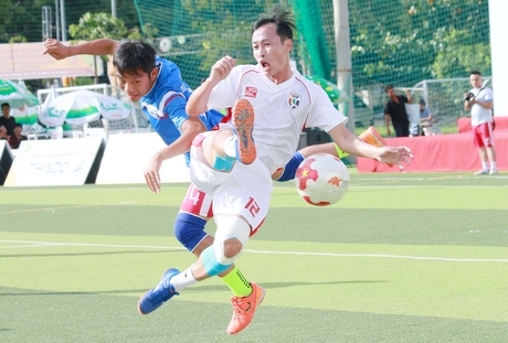 Pha tranh bóng VTV (áo trắng) trước Báo Tuổi trẻ Thủ đô.
