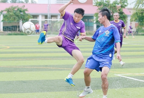 Pha tranh bóng trong trận Nguyễn Nghĩa (Bà Rịa Vũng Tàu, áo tím) thua ngược 3-4 trước Thuận Trí (Vĩnh Long).