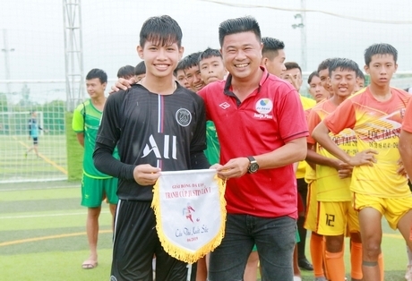 Ông Bầu Justin Phúc (phải) trao thưởng giải thủ môn xuất sắc cho Xuân Trường (1, Long Hồ).