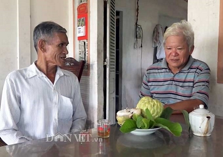 Nhiều người hiếu kỳ đã đến tham quan, tận mắt chứng kiến vường mãng cầu khổng lồ của lão nông miền Tây. Ảnh: M.A.