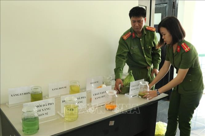 Các chất để pha chế xăng giả trong vụ án sản xuất, buôn bán xăng giả được Bộ Công an mới triệt phá. Ảnh: Ngọc Minh/TTXVN