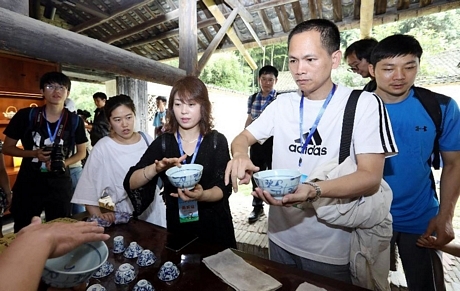 Phóng viên Indonesia và Hàn Quốc thích thú trải nghiệm hiệu ứng 