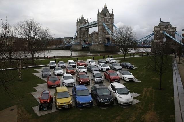 Xe ô-tô có lượng phát thải thấp được trưng bày tại London, năm 2017. (Ảnh: Reuters)