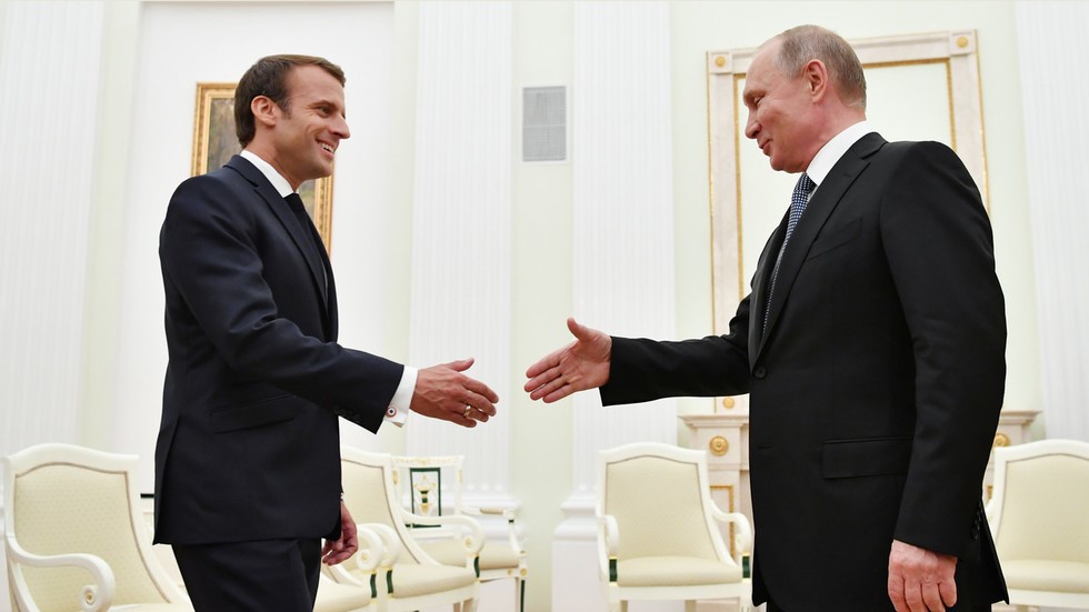 Tổng thống Pháp Macron Emmanuel và người đồng cấp Nga Vladimir Putin. Ảnh: Reuters