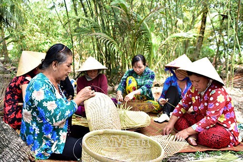 Bình quân mỗi này các chị  thu nhập từ 80-100 ngàn đồng.