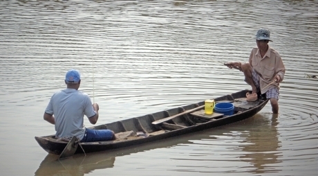 Hình ảnh thanh bình trên dòng sông quê.